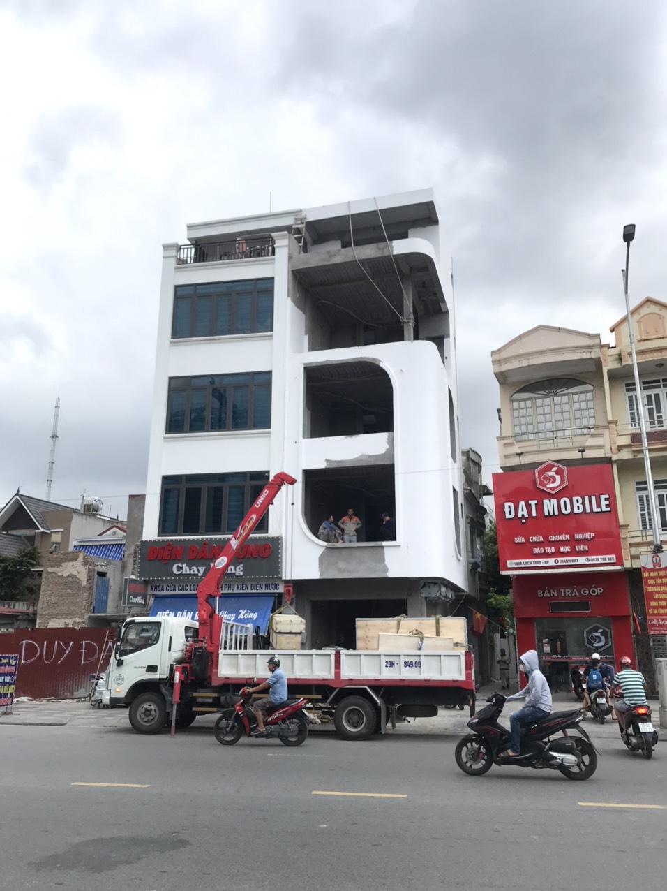 Vận chuyển linh kiện thang máy về công trình chuẩn bị lắp đặt tại Lạch Tray,Ngô Quyền,Hải Phòng.